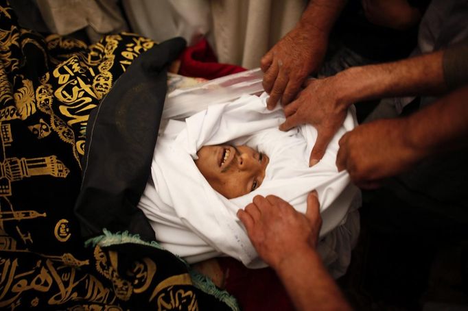 The body of Mohammed al-Tuwaiti, a protester shot dead on Thursday as riot police dispersed protesters who stormed the U.S. embassy's compound in Sanaa, is seen at a mosque during his funeral September 15, 2012. REUTERS/Khaled Abdullah (YEMEN - Tags: POLITICS CIVIL UNREST RELIGION) Published: Zář. 15, 2012, 3:24 odp.