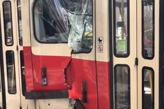 V centru Prahy se srazily tramvaje, na místě jsou dva zranění