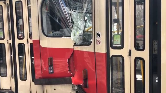 Nehoda dvou tramvají v Ječné ulici.