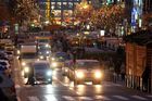 Podvečer na Václavském náměstí, poslední den před spuštěním elektronické evidence tržeb. Kdo to neví, ani si nevšimne - právě tudy tiše projíždí "Smuteční průvod Prahou jako rozloučení se svobodným podnikáním".