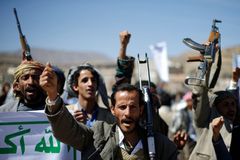Rebelové v Jemenu vězní vládu. OSN hrozí sankcemi