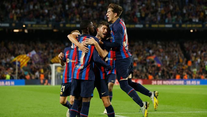 Fotbalisté Barcelony slaví ve španělské lize gól proti Bilbau.