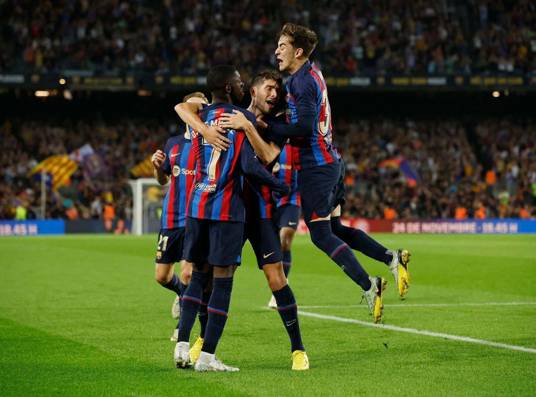 Fotbalisté Barcelony slaví ve španělské lize gól proti Bilbau