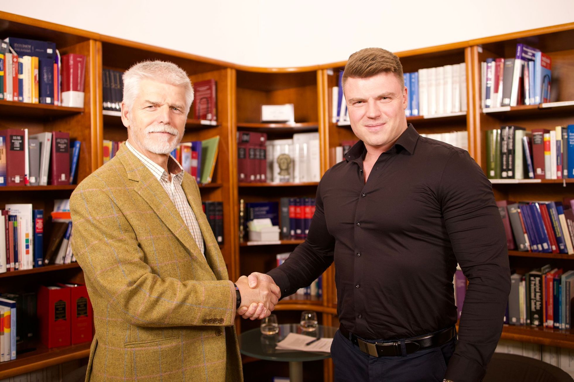 Generál Petr Pavel s podnikatelem Adamem Coubalem, který sbírá podpisy pro kandidaturu Pavla na prezidenta České republiky.