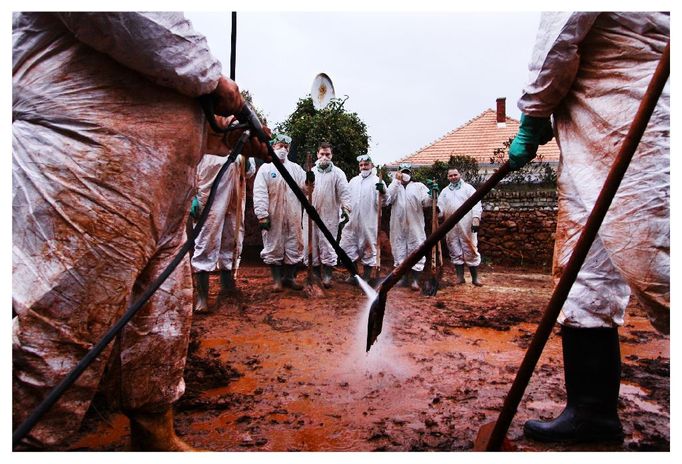 REPORTÁŽ: 1. cena - Zlaté oko JAN CÁGA,volný fotograf: Toxické bahno v Maďarsku, Devecser, Kolontár, 7.-11. 10. 2010 (série).