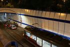 Opilý cizinec vjel autem do tunelu pro tramvaje. Zastavil ho až vyteklý olej a airbag