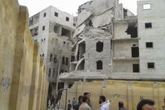 Školu, kterou zničilo Asadovo letectvo, podporovali Češi