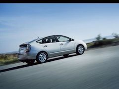 Toyota Prius: auto jako každé jiné, ale má dva motory a díky tomu lépe zachází s palivem.
