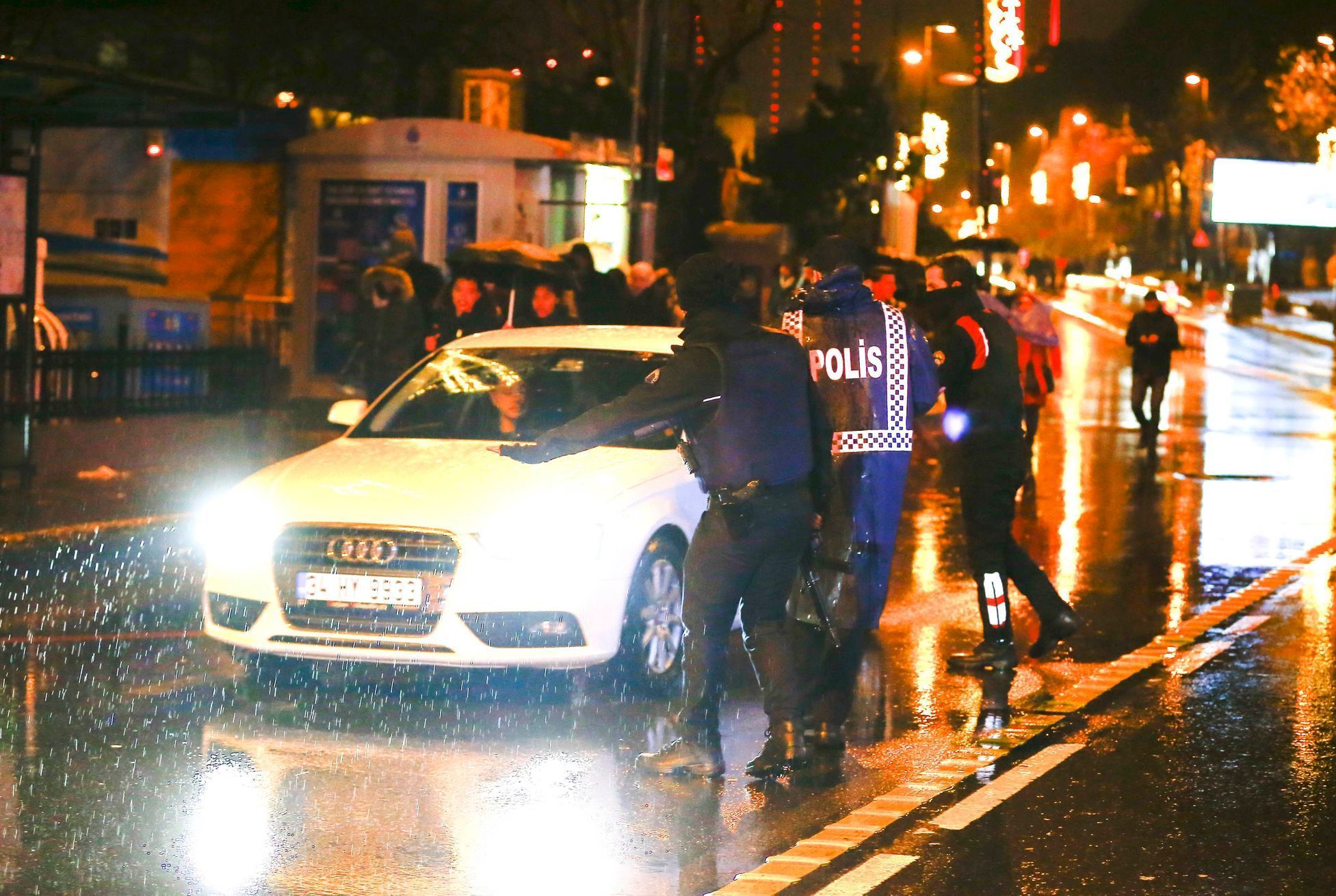 Policisté před nočním klubem v Istanbulu, kde střelec připravil o život nejméně pětatřicet lidí.