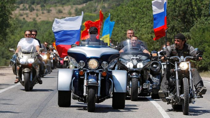 Vladimír Putin ještě jako premiér Ruska v roce 2010 v čele kolony Nočních vlků při průjezdu nacionalistických motorkářů tehdy ještě ukrajinským Sevastopolem na Krymu.