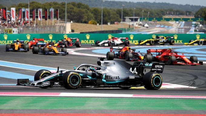 Lewis Hamilton v Mercedesu v čele Velké ceny Francie formule 1.