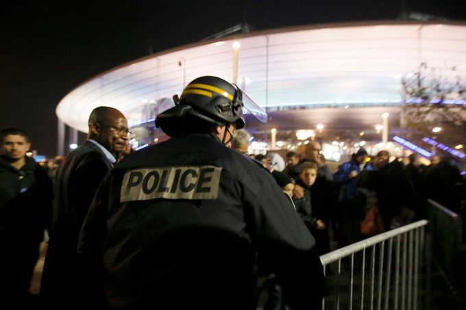 Policie v okolí Stade de France po zápase Francie vs. Německo.
