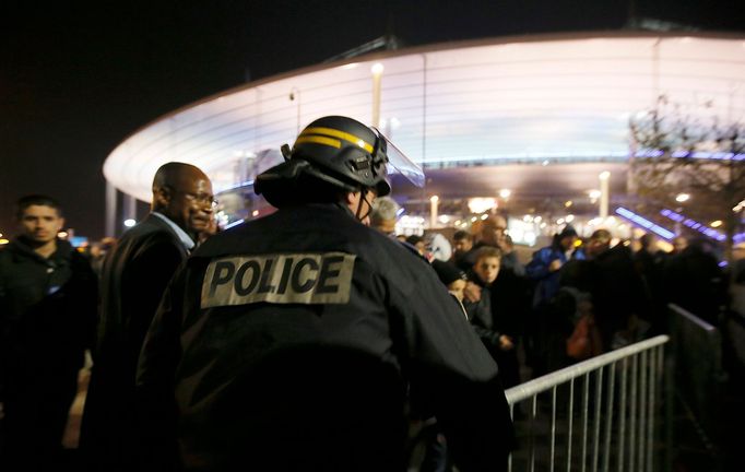 Policie v okolí Stade de France po zápase Francie vs. Německo.