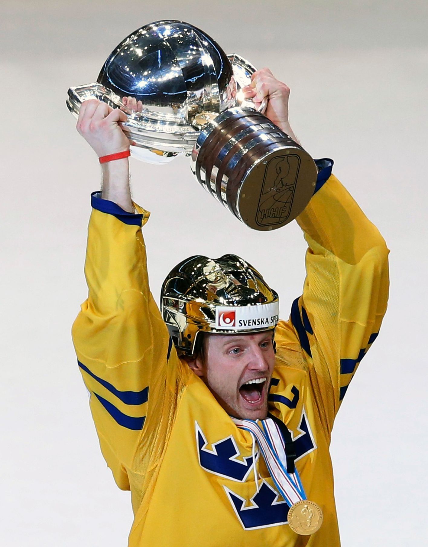 Hokej, MS 2013, Švédsko - Švýcarsko: kapitán Staffan Kronwall s pohárem pro mistry světa