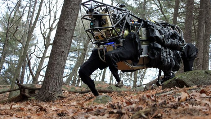Nový robot LS3 společnosti Boston Dynamics, který testuje americká armáda.