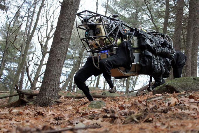 Nový robot LS3 společnosti Boston Dynamics, který testuje americká armáda.