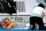 Caroline Wozniacki se musela v zápase nechat několikrát ošetřit.