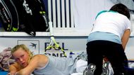 Caroline Wozniacki se musela v zápase nechat několikrát ošetřit.