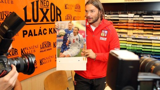 Foto: Baroš nepřijel, Český fotbal přispívá na basket vozíčkářů