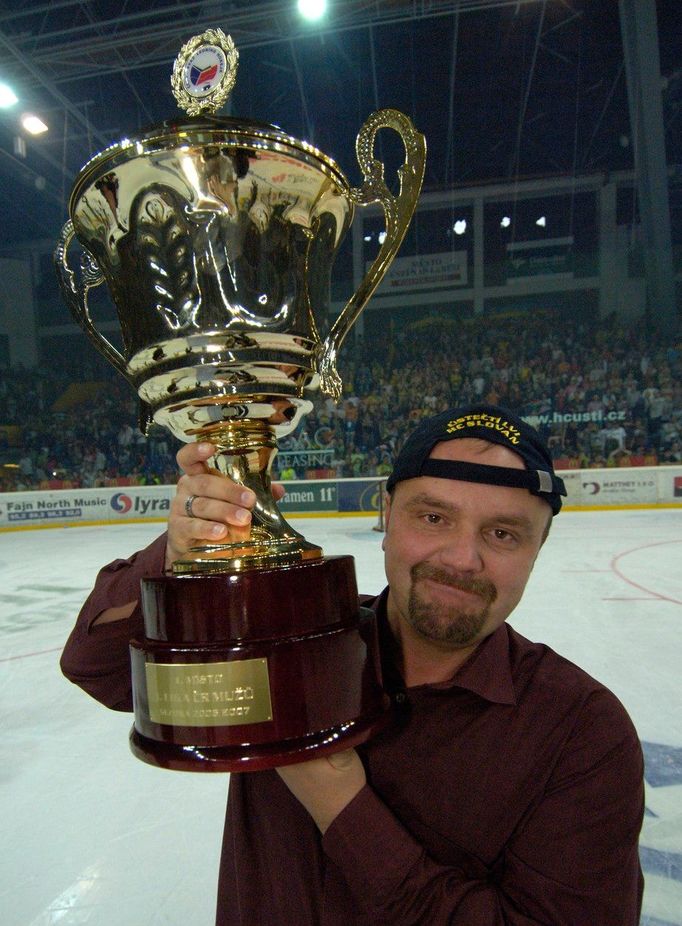 V dubnu 2007 slavil David Šaffer svůj největší manažerský úspěch, ústecký hokejový tým postoupil do extraligy.