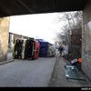 V Praze se převrátil kamion s odpadky