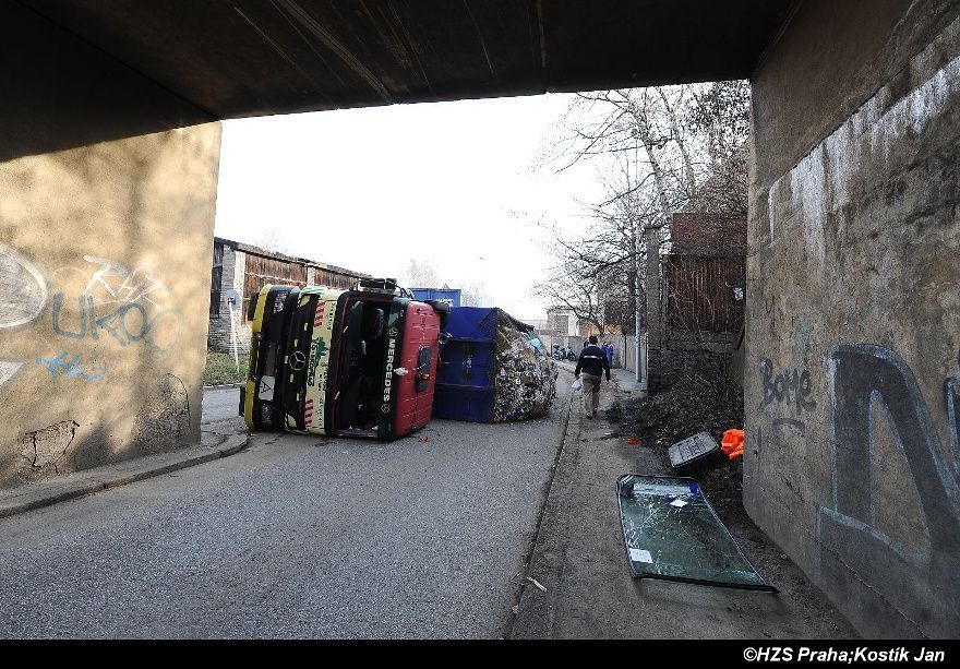V Praze se převrátil kamion s odpadky