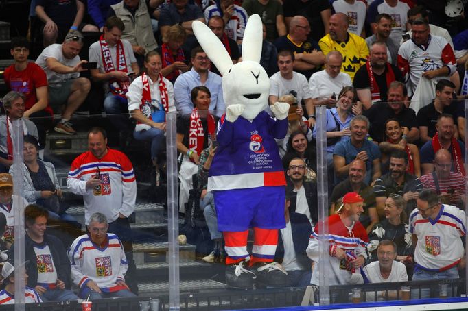 Maskot Bobek v semifinále MS 2024 Česko - Švédsko