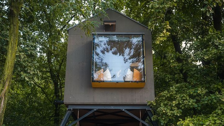 Svět z vyšší perspektivy. Domek v korunách stromů je inspirovaný Hobitínem; Zdroj foto: Pozorovna Na špalku