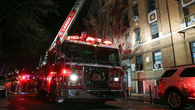 Hasiči zasahují u požáru v bytovém domě v Bronxu