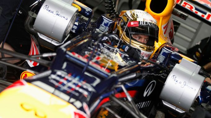 Sebastian Vettel v kokpitu vozu stáje Red Bull.
