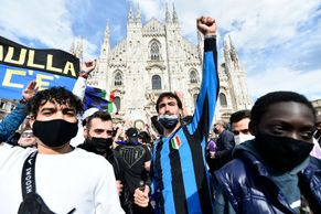 30 000 slavících fanoušků Interu musela rozhánět policie, dvacet jich skončilo v cele