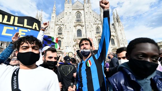 Fanoušci Interu před katedrálou Duomo di Milano