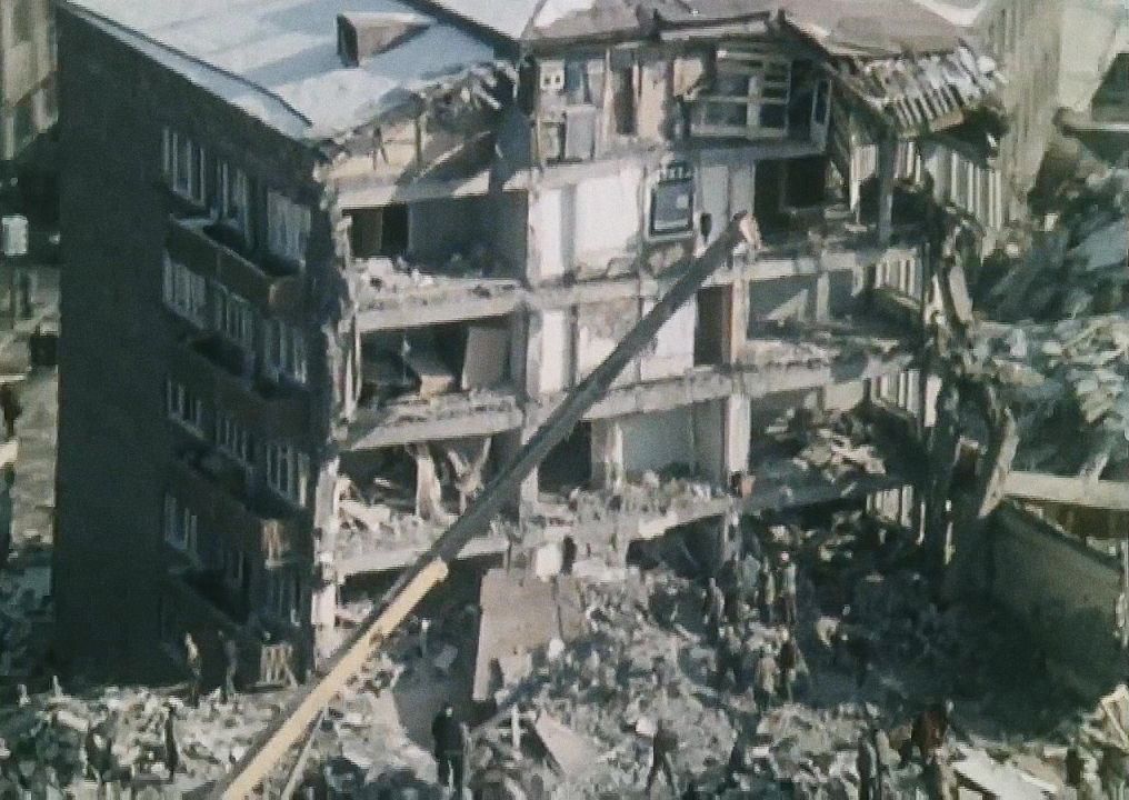 Jednorázové užití / Fotogalerie / Tak v roce 1988 vypadalo děsivé zemětřesení v Armenii / Youtube