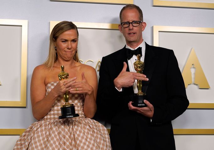 Dana Murrayová a Pete Docter, autoři Duše, převzali Oscara za nejlepší animovaný film.