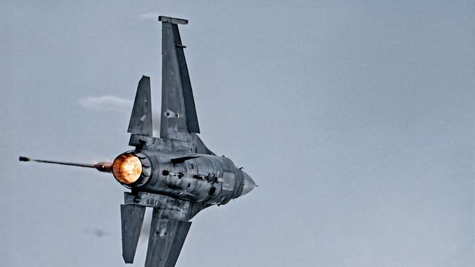 Letoun F-16 Fighting Falcon amerického letectva během letu na Oregonské mezinárodní letecké přehlídce na letišti Hillsboro v Oregonu, 22. května 2022.