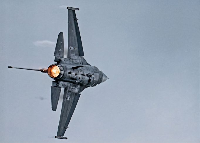 Letoun F-16 Fighting Falcon amerického letectva během letu na Oregonské mezinárodní letecké přehlídce na letišti Hillsboro v Oregonu, 22. května 2022.