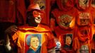 A man wearing shades displays a t-shirt depicting Dutch Queen Beatrix in a souvenirs shop in Amsterdam April 29, 2013. The Netherlands is preparing for Queen's Day on April 30, which will also mark the abdication of Queen Beatrix and the investiture of her eldest son Willem-Alexander. REUTERS/Cris Toala Olivares (NETHERLANDS - Tags: ROYALS POLITICS ENTERTAINMENT TPX IMAGES OF THE DAY) Published: Dub. 29, 2013, 11:19 dop.