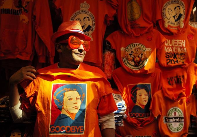 A man wearing shades displays a t-shirt depicting Dutch Queen Beatrix in a souvenirs shop in Amsterdam April 29, 2013. The Netherlands is preparing for Queen's Day on April 30, which will also mark the abdication of Queen Beatrix and the investiture of her eldest son Willem-Alexander. REUTERS/Cris Toala Olivares (NETHERLANDS - Tags: ROYALS POLITICS ENTERTAINMENT TPX IMAGES OF THE DAY) Published: Dub. 29, 2013, 11:19 dop.