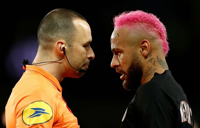 Soccer Football - Ligue 1 - Paris St Germain v Montpellier - Parc des Princes, Paris, France - February 1, 2020  Paris St Germain's Neymar remonstrates with referee Jerom