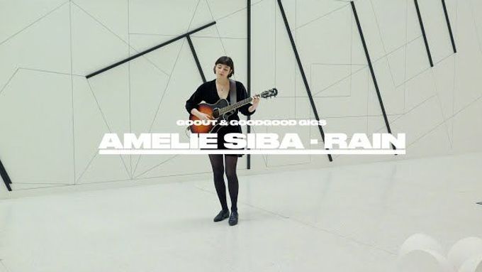 Amelie Siba zpívá píseň Rain na výstavě Stanislava Kolíbala v pražském Veletržním paláci.