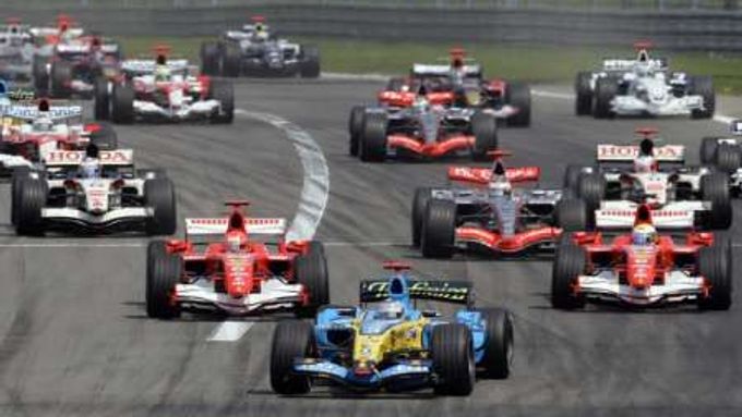 Start Velké ceny Evropy na Núrburgringu.