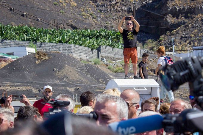 Záběr z fotoreportáže ukazující ostrov La Palma, který patří do souostroví Kanárské ostrovy, rok po erupci sopky Cumbre Vieja.