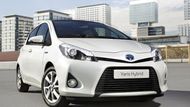 Toyotě Yaris Hybrid zůstal přes instalaci baterií do útrob nezměněný zavazadlový prostor.