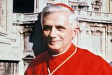 Kardinál Joseph Ratzinger na snímku z Vatikánu z roku 1977.