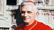 Kardinál Joseph Ratzinger na snímku z Vatikánu z roku 1977.