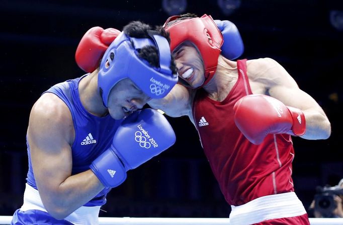 Teymur Mammadov z Ázerbájdžánu (vpravu) při neuspěsném výpadu proti australskému boxeru Jai Tapu Opetaiovi. Záběr z boxerského utkání ve váhové kategorii do 91 kg.