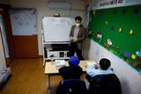 Na ostrově se pak otevřela místnost, která slouží jako škola a kde se děti učí společně, popisuje reportáž hongkongského deníku South China Morning Post.