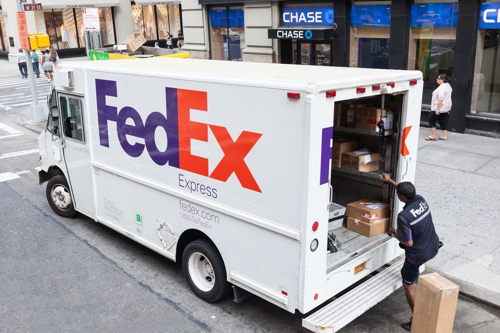 Dodávka firmy FedEx na Manhattanu.