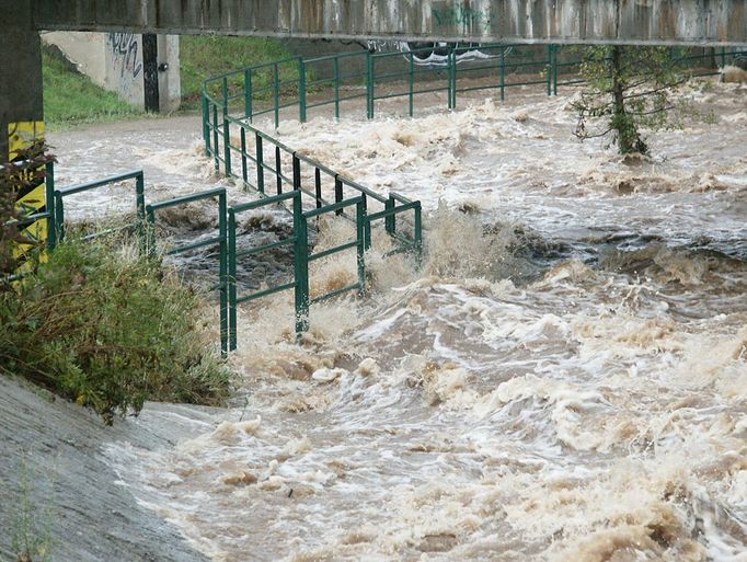 Rozvodněná Chomutovka v Chomutově (12. 8. 2002)