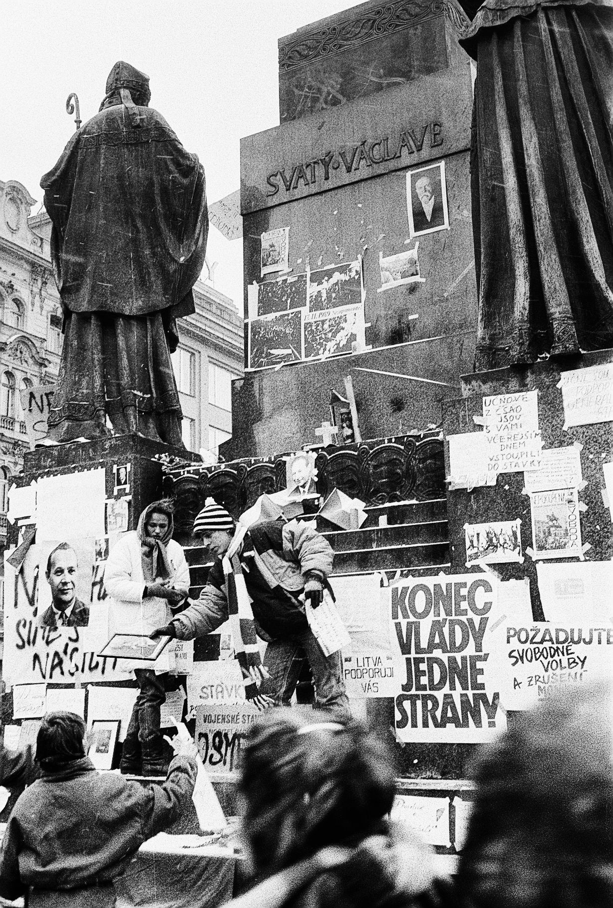 Jednorázové užití / Fotogalerie / Unikátní fotografie ze zákulisí Václava Havla z období Sametové revoluce